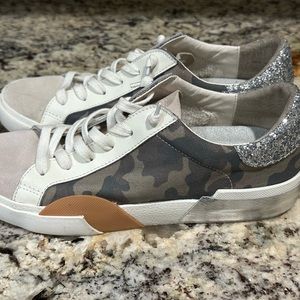 Dolce Vita Zena lifestyle sneaker size 7.5 camo detail